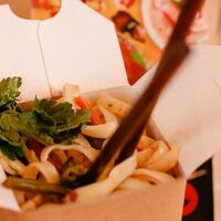 Wok с курицей в сладком соусе чили в Суши ням и пицца