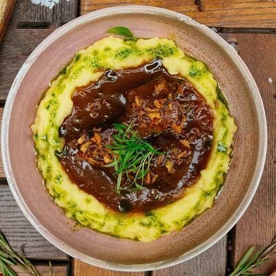 Телячьи щечки с картофельным пюре в Дади по цене 870 ₽