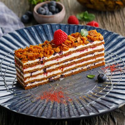 Ягодный медовик в Пряности & Радости на Васильевском по цене 350