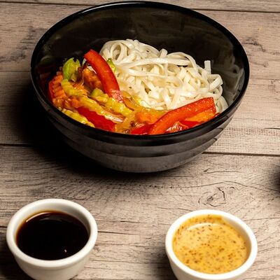 Пшеничная лапша с креветками и кальмаром в Мегаполис по цене 490 ₽