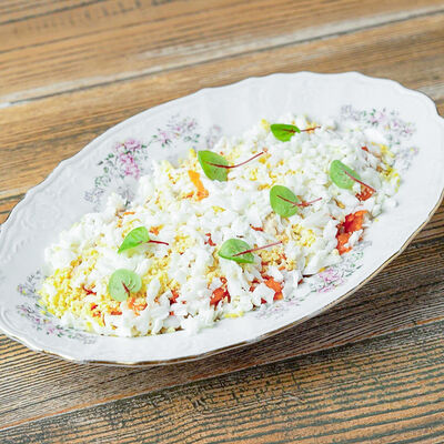 Салат Мимоза с лососем в Онегин дача по цене 930 ₽