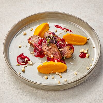 Утиная грудка с морковно-тыквенным пюре в Пеперончино по цене 696 ₽