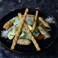 Салат Цезарь с кальмаром, каперсами и терияки в Luna