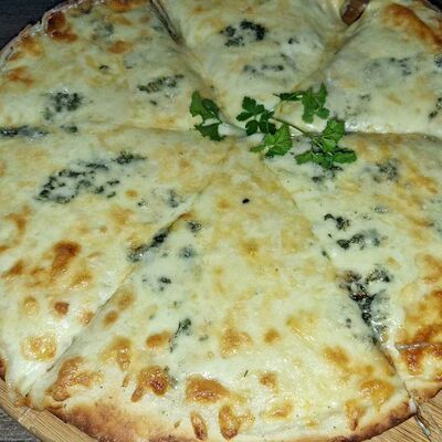 Пицца Четыре сыра в Великолепный век по цене 750 ₽