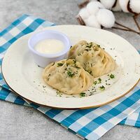 Манты с говядиной и соусом мацони в Караван