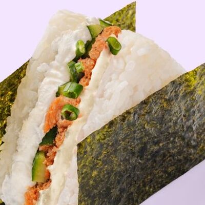 Онигири с жареным лососем в Ёбидоёби по цене 329 ₽