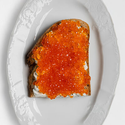 Бутерброд с красной икрой в Niki по цене 1600 ₽