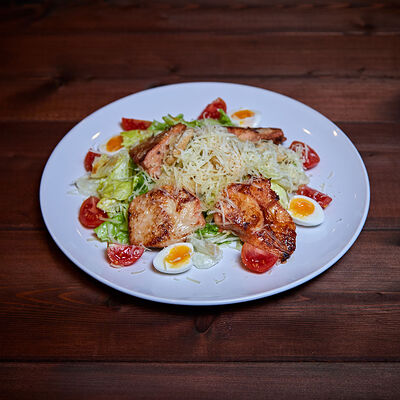 Салат Цезарь с курицей в Хинкальная Легенда по цене 700 ₽