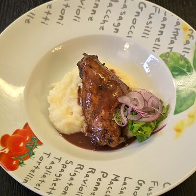 Томленая ножка кролика с картофельным пюре и соусом порто в Траттория Semplice по цене 1450 ₽