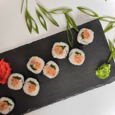 Ролл с жаренным лососем в Панда Бистро по цене 328 ₽