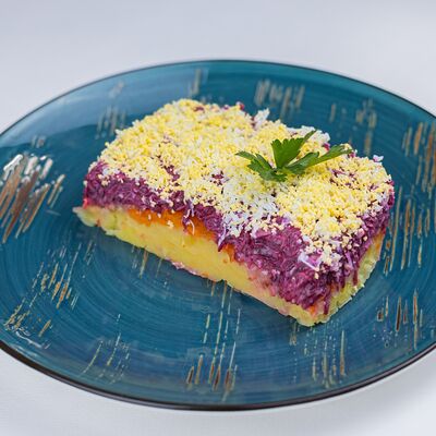 Сельдь под шубойв Тарелка по цене 148 ₽