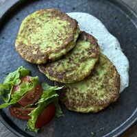 Оладьи из цукини с греческим соусом в О2 Lounge cafe