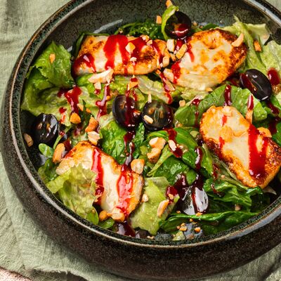 Салат с халуми в Омар Хайям Европа и Азия по цене 630 ₽