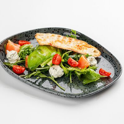 Салат с лососем, руколой и крем чизом в Бублик по цене 630 ₽