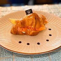 Круассан со слабосоленой семгой в Iris