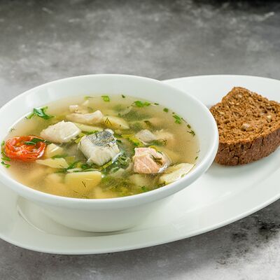 Уха астраханскаяс осетриной,щечками судака и подкопченным сомом в Крем кафе по цене 710 ₽