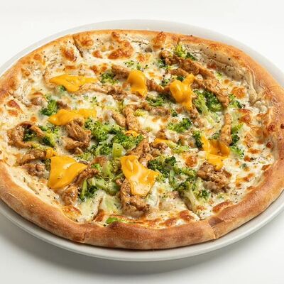 Пицца с курицей и брокколи в Чиполетти по цене 1190 ₽