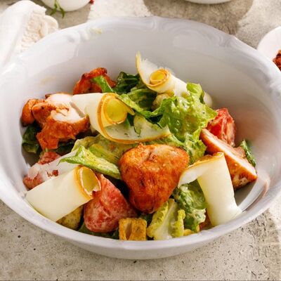 Салат с курицей и копченым сулугуни в DiDi по цене 910 ₽