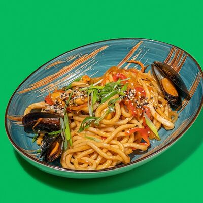 Вок с мидиями и кальмарами в Kiss по цене 220