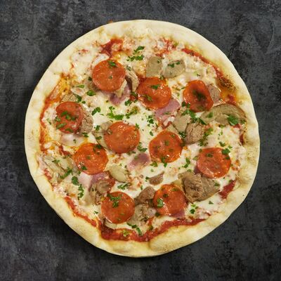 Пицца четыре мяса 30 см в Остерия Il Massimo по цене 890 ₽