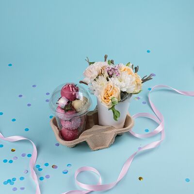 Клубника и букет в стаканчиках Самой нежной в Пышно Расцвели по цене 2900 ₽