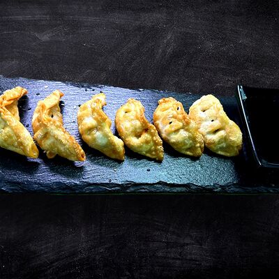 Гедза со свининой во фритюре в Шансон по цене 600 ₽