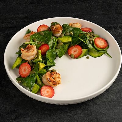 Зеленый салат с креветками и клубникой в Западный сад ! по цене 950 ₽