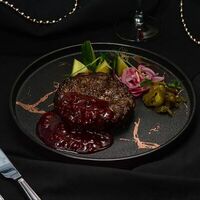 Большая котлета с брусничным соусом в Правда