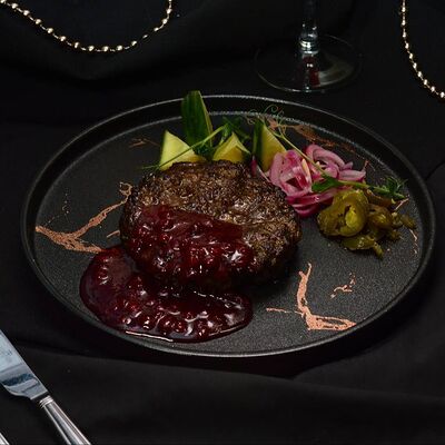 Большая котлета с брусничным соусом в Правда по цене 850 ₽