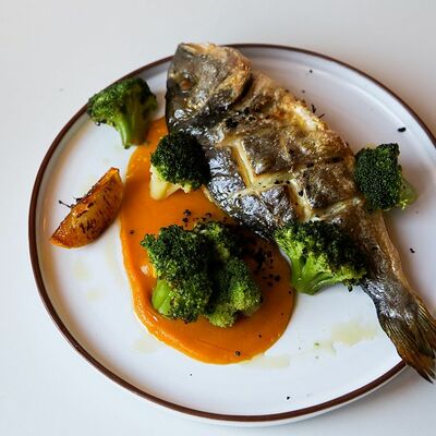 Запеченная дорадо с брокколи в Джульетта по цене 890 ₽