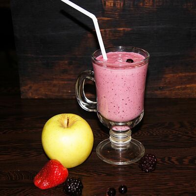 Молочный коктейль из яблок и ягод в Шашлыки & Пироги по цене 320 ₽