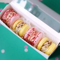 Макарон XL ассорти ваниль-клубника и банан-карамель в Miracle bakery