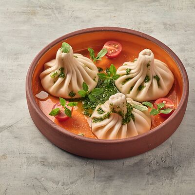 Хинкали с сыром сулугуни, томатами черри и базиликом в Мамука по цене 630 ₽