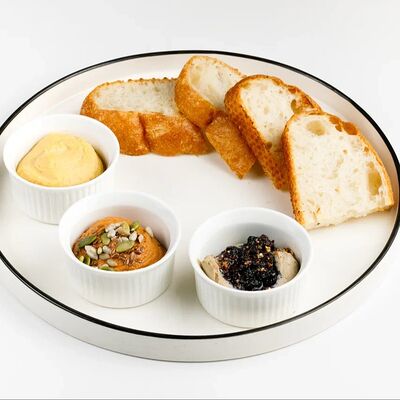 Сет намазок (куриный паштет, хумус с оливковым маслом, паштет из перца) в Гости по цене 490 ₽