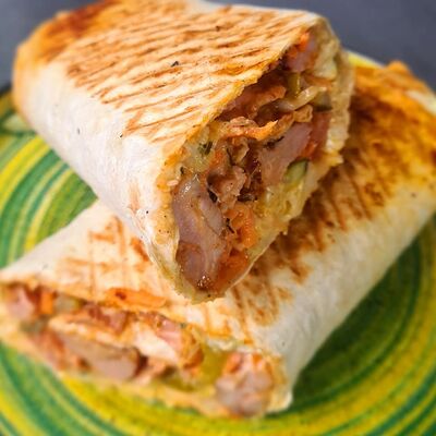 Шаурма куринаяв Батя жарит по цене 360 ₽