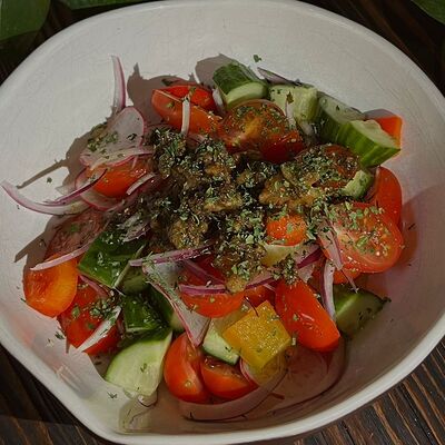 Овощной салат с ореховой заправкой в Угли по цене 550 ₽