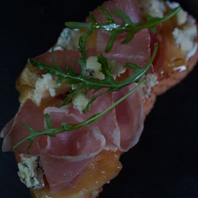 Брускетта с пармой, грушей и сыром горгондзола в Рандеву по цене 450 ₽