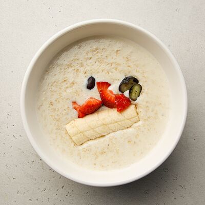 Овсяная каша с бананом и свежими ягодамив Философия по цене 570 ₽