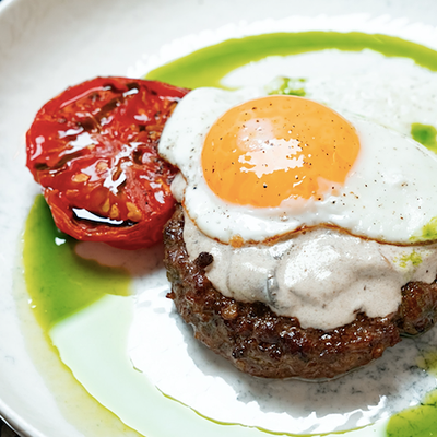 Бифштекс с жареным яйцом и грибным соусом в Теория Гастробар по цене 788 ₽