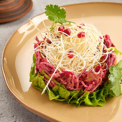 Свекольный салат с телятиной и копченым сулугуни в Грузина Мама по цене 535 ₽