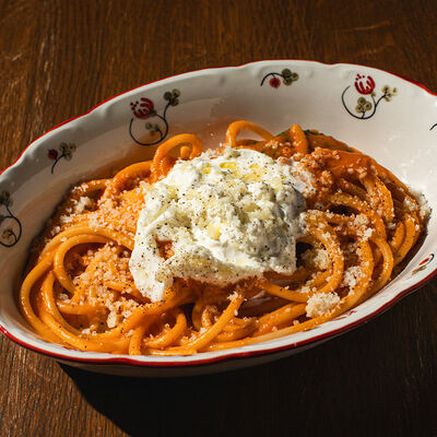 Букатини с бураттой, томатным соусом с базиликом в Touché по цене 1400 ₽