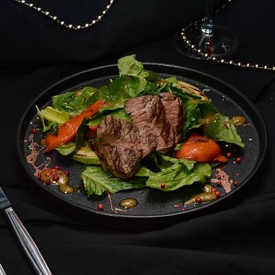 Стейк салат с запеченными овощами в Правда по цене 850 ₽