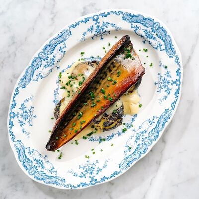 Копчёная скумбрия с угольным картофелем и соусом голландез в Гент по цене 1070 ₽