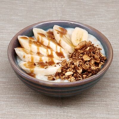 Каша овсяная с гранолой и бананом в Кафе-пекарня Susser по цене 265 ₽