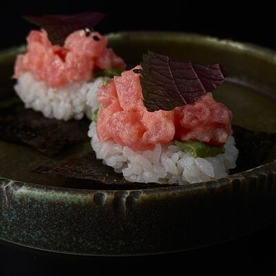 Открытый ролл с тунцом в W - cocktails & food по цене 530 ₽