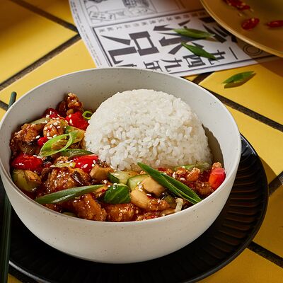 Цыпленок с овощами и чесноком в остро-сладком соусе в Bao по цене 565 ₽