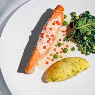 Мурманская форель с икрой лосося и щуки, картофельным кремом и зеленью в Sadko по цене 1628 ₽