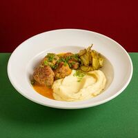 Тефтели с картофельным пюре в Traveler's Coffee