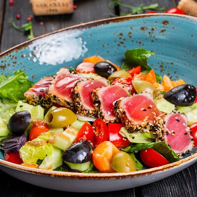 Салат с тунцом в кунжутев La Strada по цене 869 ₽