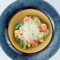 Салат Цезарь с королевскими креветками в Невидалия